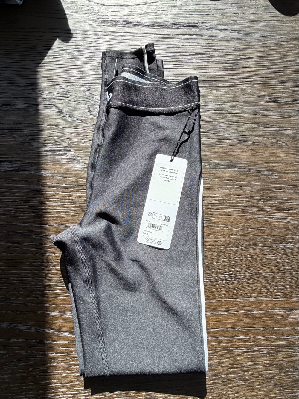 New ALO women’s airlift high waist suit up legging. Black and white